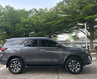 Mietwagen Toyota Fortuner 2024 in Thailand, mit Diesel-Kraftstoff und 150 PS ➤ Ab 2118 THB pro Tag.