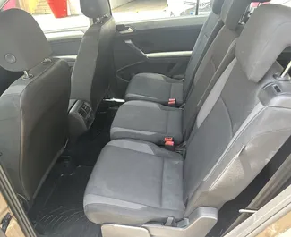 Frontansicht eines Mietwagens Volkswagen Touran in Becici, Montenegro ✓ Auto Nr.10336. ✓ Automatisch TM ✓ 0 Bewertungen.