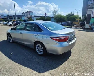 Hybride 2,5L Motor von Toyota Camry 2017 zur Miete in Batumi.