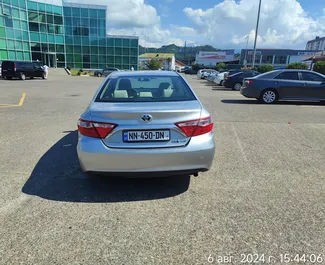 Toyota Camry 2017 zur Miete verfügbar in Batumi, mit Kilometerbegrenzung unbegrenzte.