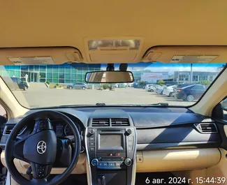 Innenraum von Toyota Camry zur Miete in Georgien. Ein großartiges 5-Sitzer Fahrzeug mit Automatisch Getriebe.