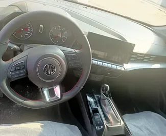 Innenraum von MG 5/GT zur Miete in VAE. Ein großartiges 5-Sitzer Fahrzeug mit Automatisch Getriebe.