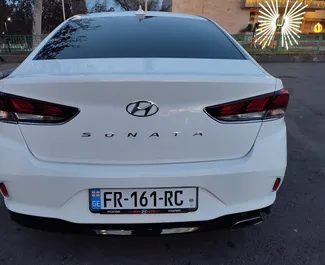 Benzin 2,4L Motor von Hyundai Sonata 2018 zur Miete in Tiflis.