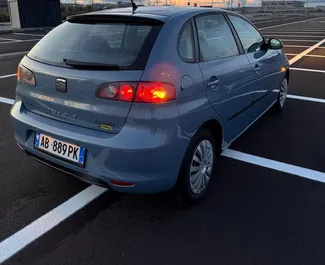 Innenraum von SEAT Ibiza zur Miete in Albanien. Ein großartiges 5-Sitzer Fahrzeug mit Schaltgetriebe Getriebe.