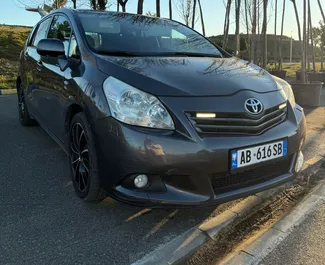 Toyota Verso 2010 zur Miete verfügbar in Durres, mit Kilometerbegrenzung unbegrenzte.