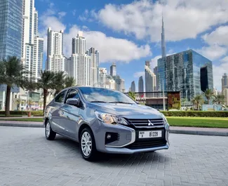 Frontansicht eines Mietwagens Mitsubishi Attrage in Dubai, VAE ✓ Auto Nr.9301. ✓ Automatisch TM ✓ 0 Bewertungen.