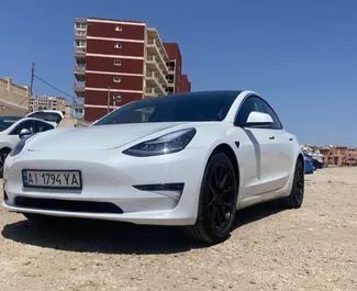 Frontansicht eines Mietwagens Tesla Model 3 in Alicante, Spanien ✓ Auto Nr.11720. ✓ Automatisch TM ✓ 0 Bewertungen.