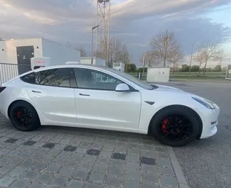 Mietwagen Tesla Model 3 2019 in Spanien, mit Elektrizität-Kraftstoff und  PS ➤ Ab 70 EUR pro Tag.