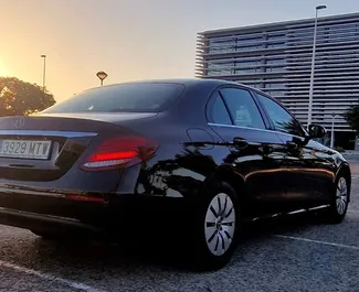 Vermietung Mercedes-Benz E-Class. Premium Fahrzeug zur Miete in Spanien ✓ Kaution Einzahlung von 500 EUR ✓ Versicherungsoptionen KFZ-HV.