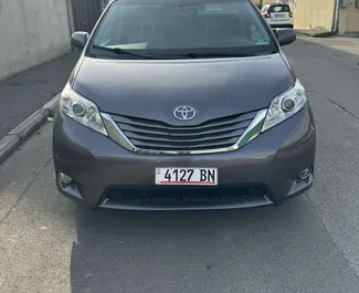 Frontansicht eines Mietwagens Toyota Sienna in Tiflis, Georgien ✓ Auto Nr.11803. ✓ Automatisch TM ✓ 0 Bewertungen.