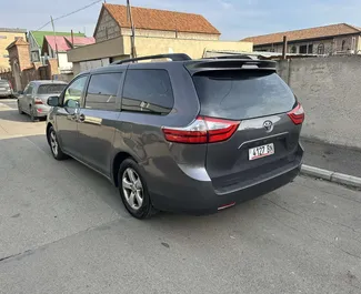 Innenraum von Toyota Sienna zur Miete in Georgien. Ein großartiges 7-Sitzer Fahrzeug mit Automatisch Getriebe.