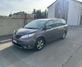 Benzin 3,5L Motor von Toyota Sienna 2015 zur Miete in Tiflis.