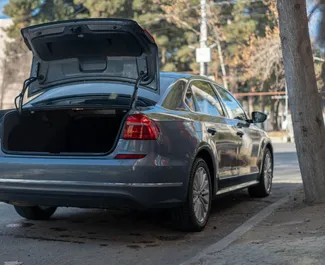 Innenraum von Volkswagen Passat zur Miete in Georgien. Ein großartiges 5-Sitzer Fahrzeug mit Automatisch Getriebe.