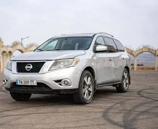 Frontansicht eines Mietwagens Nissan Pathfinder in Tiflis, Georgien ✓ Auto Nr.10644. ✓ Automatisch TM ✓ 0 Bewertungen.