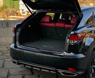 Innenraum von Lexus RX 350 zur Miete in Georgien. Ein großartiges 5-Sitzer Fahrzeug mit Automatisch Getriebe.