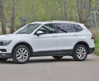 Vermietung Volkswagen Tiguan. Komfort, Crossover Fahrzeug zur Miete in Montenegro ✓ Kaution Einzahlung von 500 EUR ✓ Versicherungsoptionen KFZ-HV, Insassen, Diebstahlschutz.