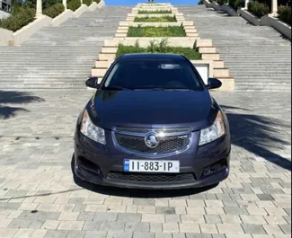 Frontansicht eines Mietwagens Chevrolet Cruze am Flughafen Kutaisi, Georgien ✓ Auto Nr.12025. ✓ Automatisch TM ✓ 0 Bewertungen.