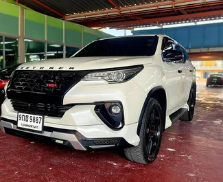 Vermietung Toyota Fortuner. Komfort, SUV Fahrzeug zur Miete in Thailand ✓ Kaution Einzahlung von 5000 THB ✓ Versicherungsoptionen KFZ-HV.