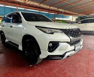 Frontansicht eines Mietwagens Toyota Fortuner am Flughafen Bangkok Don Muang, Thailand ✓ Auto Nr.11924. ✓ Automatisch TM ✓ 0 Bewertungen.