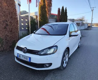 Frontansicht eines Mietwagens Volkswagen Golf 6 in Tirana, Albanien ✓ Auto Nr.11866. ✓ Automatisch TM ✓ 0 Bewertungen.