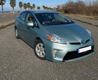 Frontansicht eines Mietwagens Toyota Prius in Batumi, Georgien ✓ Auto Nr.11894. ✓ Automatisch TM ✓ 0 Bewertungen.