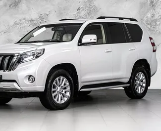 Frontansicht eines Mietwagens Toyota Land Cruiser Prado in Baku, Aserbaidschan ✓ Auto Nr.3492. ✓ Automatisch TM ✓ 0 Bewertungen.