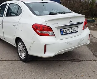 Frontansicht eines Mietwagens Mitsubishi Attrage am Flughafen Kutaisi, Georgien ✓ Auto Nr.12030. ✓ Automatisch TM ✓ 0 Bewertungen.