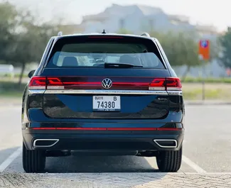 Volkswagen Terramont 2024 zur Miete verfügbar in Dubai, mit Kilometerbegrenzung 150 km/Tag.