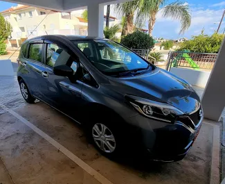 Frontansicht eines Mietwagens Nissan Note in Limassol, Zypern ✓ Auto Nr.6677. ✓ Automatisch TM ✓ 1 Bewertungen.