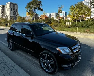 Frontansicht eines Mietwagens Mercedes-Benz GLK in Tirana, Albanien ✓ Auto Nr.11880. ✓ Automatisch TM ✓ 0 Bewertungen.