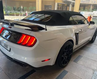 Innenraum von Ford Mustang Cabrio zur Miete in VAE. Ein großartiges 4-Sitzer Fahrzeug mit Automatisch Getriebe.