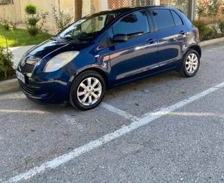 Frontansicht eines Mietwagens Toyota Yaris am Flughafen von Tirana, Albanien ✓ Auto Nr.11941. ✓ Schaltgetriebe TM ✓ 0 Bewertungen.