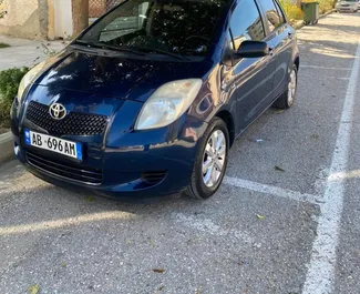 Vermietung Toyota Yaris. Wirtschaft, Komfort Fahrzeug zur Miete in Albanien ✓ Kaution Keine Kaution ✓ Versicherungsoptionen KFZ-HV, TKV, VKV Komplett, Ausland.