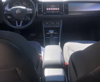 Innenraum von Skoda Kodiaq zur Miete in Montenegro. Ein großartiges 7-Sitzer Fahrzeug mit Automatisch Getriebe.