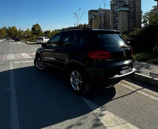 Innenraum von Volkswagen Tiguan zur Miete in Albanien. Ein großartiges 5-Sitzer Fahrzeug mit Automatisch Getriebe.