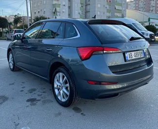 Frontansicht eines Mietwagens Skoda Scala am Flughafen von Tirana, Albanien ✓ Auto Nr.11496. ✓ Automatisch TM ✓ 0 Bewertungen.