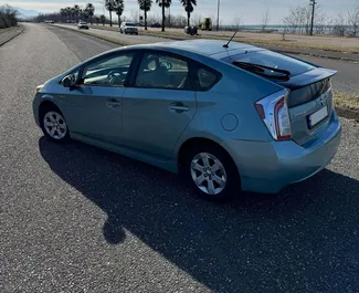 Innenraum von Toyota Prius zur Miete in Georgien. Ein großartiges 5-Sitzer Fahrzeug mit Automatisch Getriebe.