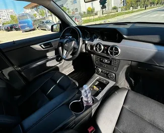 Innenraum von Mercedes-Benz GLK zur Miete in Albanien. Ein großartiges 5-Sitzer Fahrzeug mit Automatisch Getriebe.
