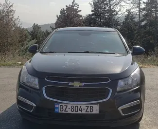 Frontansicht eines Mietwagens Chevrolet Cruze am Flughafen Kutaisi, Georgien ✓ Auto Nr.12026. ✓ Automatisch TM ✓ 0 Bewertungen.