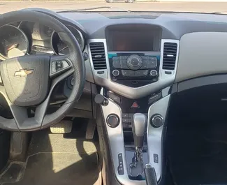 Innenraum von Chevrolet Cruze zur Miete in Georgien. Ein großartiges 5-Sitzer Fahrzeug mit Automatisch Getriebe.