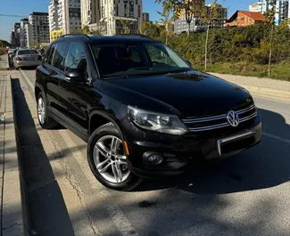 Frontansicht eines Mietwagens Volkswagen Tiguan in Tirana, Albanien ✓ Auto Nr.11882. ✓ Automatisch TM ✓ 0 Bewertungen.