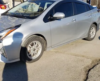 Autovermietung Toyota Prius Nr.12074 Automatisch am Flughafen Kutaisi, ausgestattet mit einem 1,8L Motor ➤ Von George in Georgien.