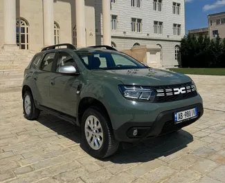 Frontansicht eines Mietwagens Dacia Duster am Flughafen von Tirana, Albanien ✓ Auto Nr.11505. ✓ Schaltgetriebe TM ✓ 0 Bewertungen.