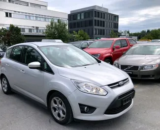 Frontansicht eines Mietwagens Ford C-Max am Flughafen von Tirana, Albanien ✓ Auto Nr.11930. ✓ Schaltgetriebe TM ✓ 0 Bewertungen.