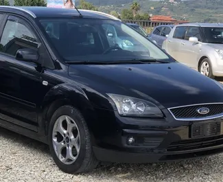 Frontansicht eines Mietwagens Ford Focus SW am Flughafen von Tirana, Albanien ✓ Auto Nr.10000. ✓ Schaltgetriebe TM ✓ 0 Bewertungen.