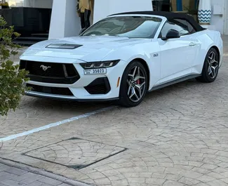 Frontansicht eines Mietwagens Ford Mustang Cabrio in Dubai, VAE ✓ Auto Nr.11966. ✓ Automatisch TM ✓ 0 Bewertungen.