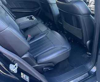 Innenraum von Mercedes-Benz GL450 zur Miete in Georgien. Ein großartiges 7-Sitzer Fahrzeug mit Automatisch Getriebe.