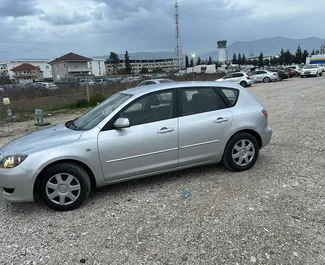 Vermietung Mazda 3. Wirtschaft, Komfort Fahrzeug zur Miete in Albanien ✓ Kaution Einzahlung von 100 EUR ✓ Versicherungsoptionen KFZ-HV, TKV, VKV Plus, VKV Komplett, Diebstahlschutz, Ausland, Junge, Keine Kaution.