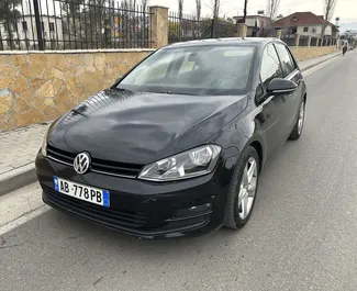 Frontansicht eines Mietwagens Volkswagen Golf 7 am Flughafen von Tirana, Albanien ✓ Auto Nr.11848. ✓ Schaltgetriebe TM ✓ 0 Bewertungen.