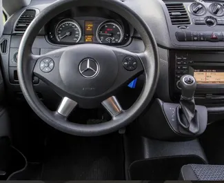 Innenraum von Mercedes-Benz Vito 116 zur Miete in Montenegro. Ein großartiges 9-Sitzer Fahrzeug mit Automatisch Getriebe.